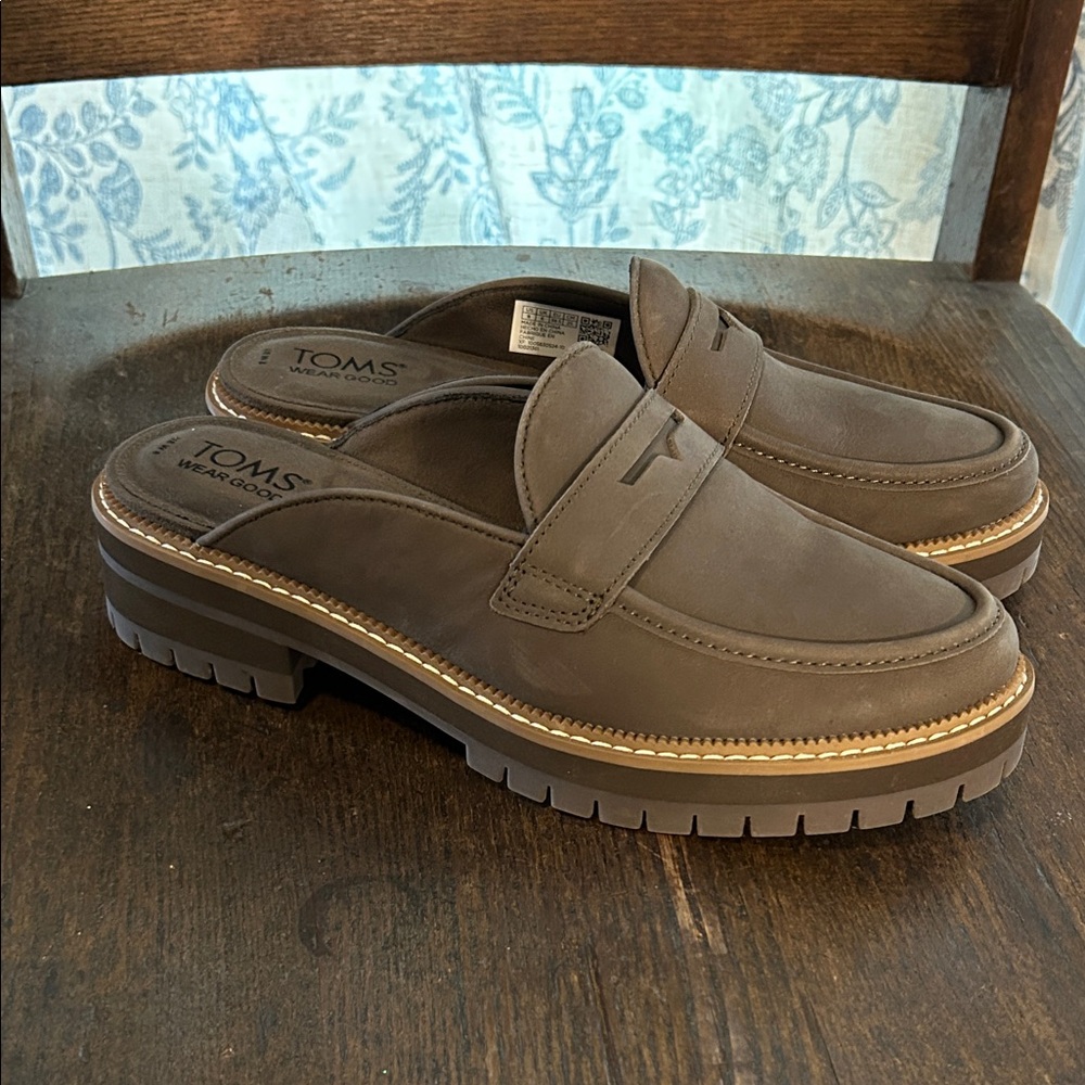 Women’s Tom’s Loafer Mules, Taupe Size 8
Excellent, like new condition